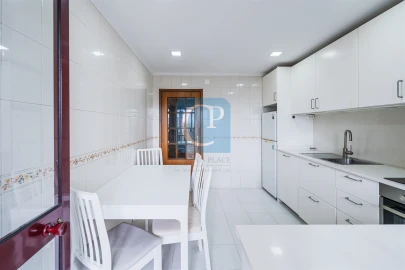 Apartamento T2 para Arrendamento em Aldoar, Foz do Douro e Nevogilde