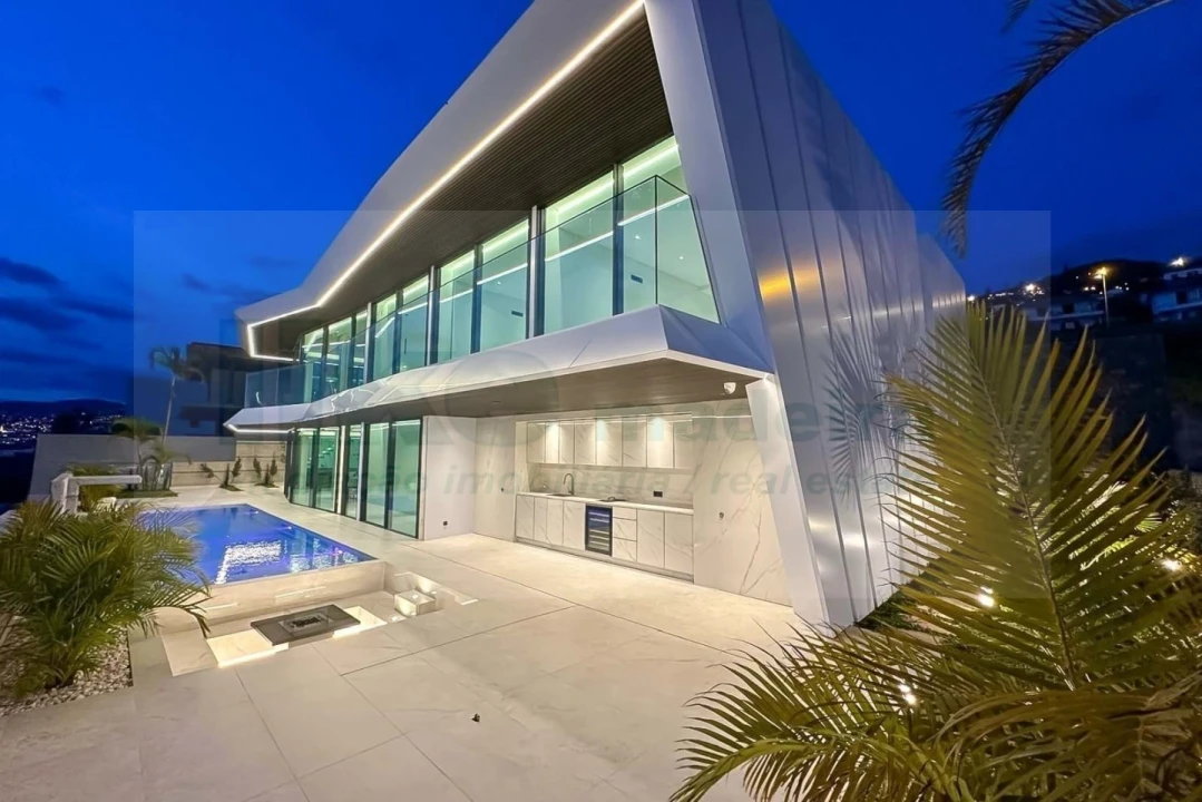 Moradia T4 para Venda em Funchal (Santa Maria Maior) Foto 1