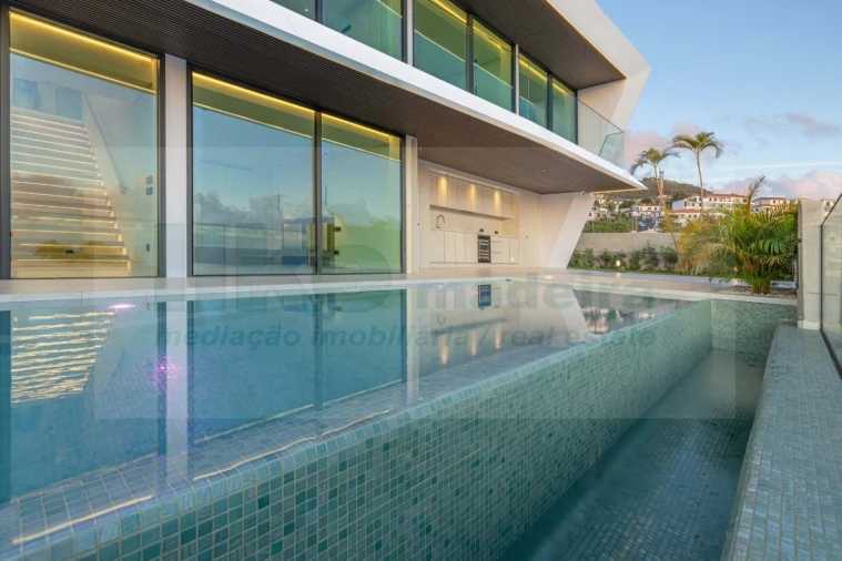 Moradia T4 para Venda em Funchal (Santa Maria Maior) Foto 7