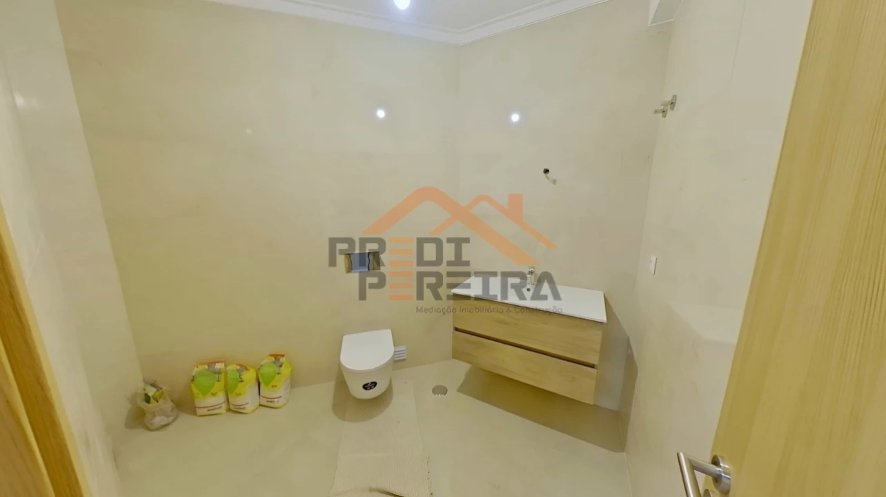 Apartamento T3 para Venda em Casal de Cambra Foto 9