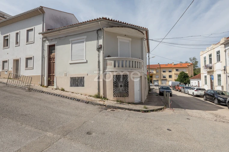 Moradia T8 para Venda em Santo Antonio dos Olivais Foto 3