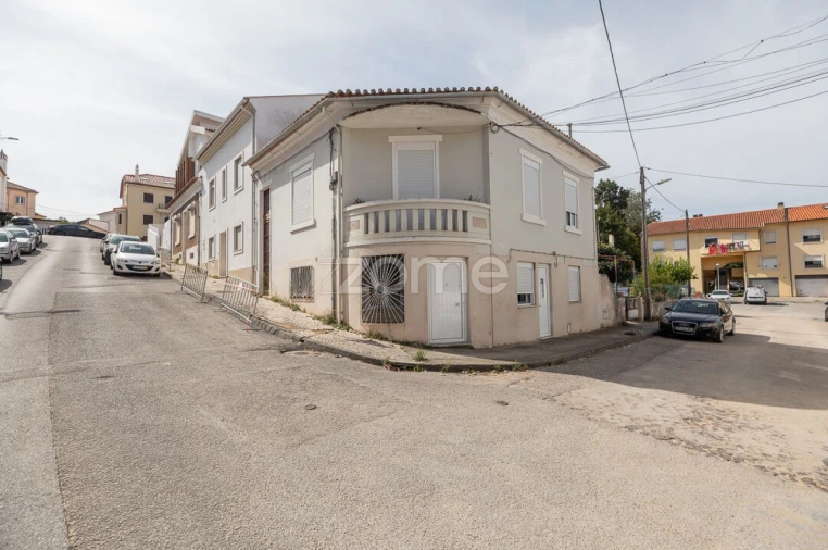 Moradia T8 para Venda em Santo Antonio dos Olivais Foto 2