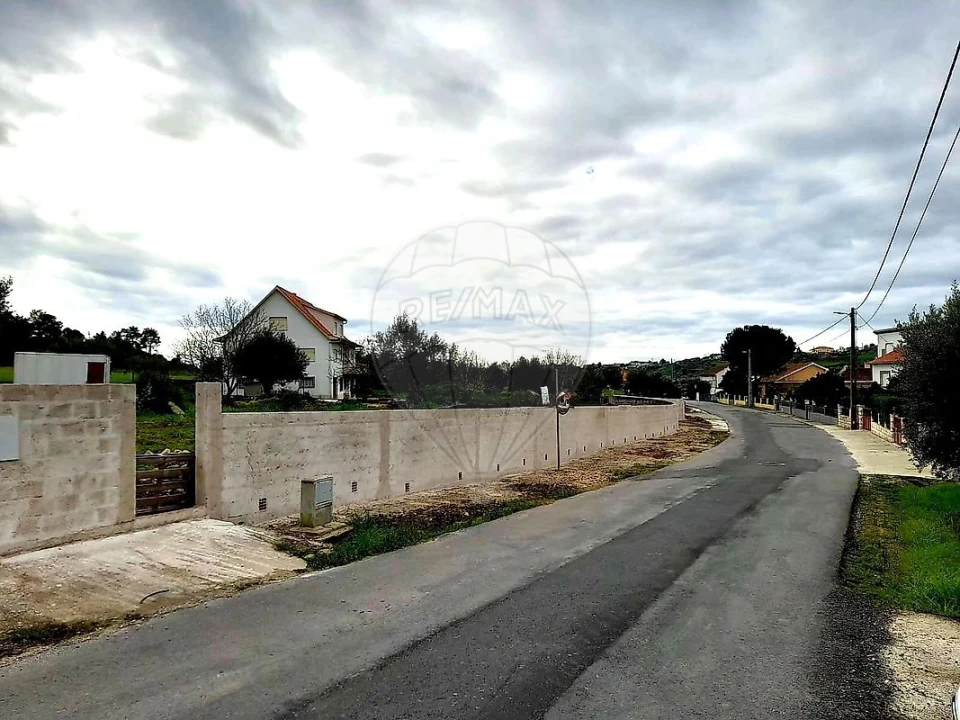 Terreno para Venda em São João Baptista e Santa Maria dos Olivais Foto 1