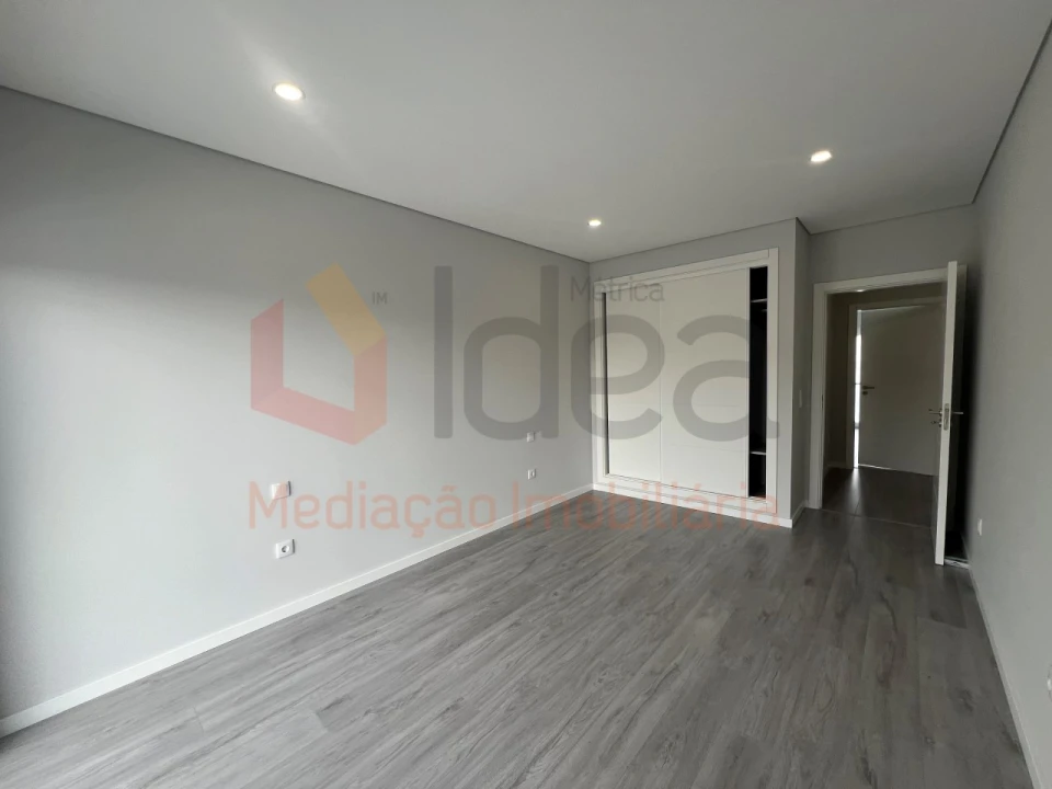 Moradia T4 para Venda em Fernao Ferro Foto 34