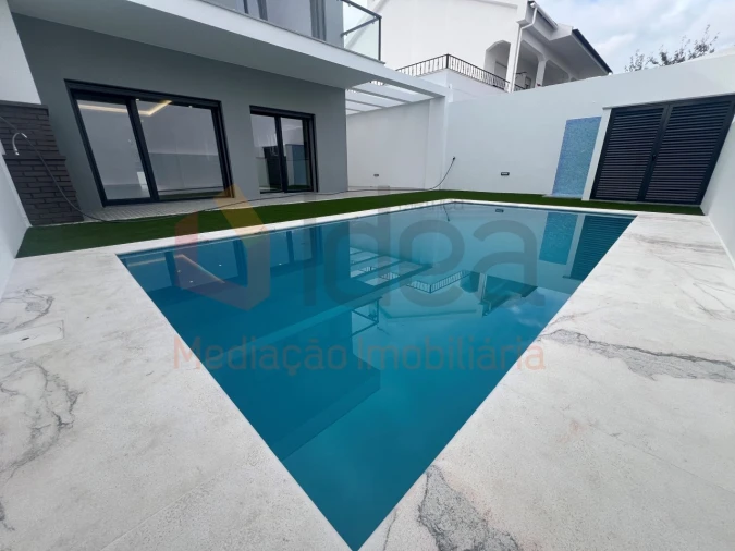 Moradia T4 para Venda em Fernao Ferro Foto 1