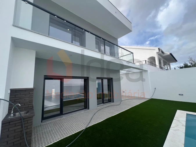 Moradia T4 para Venda em Fernao Ferro Foto 38