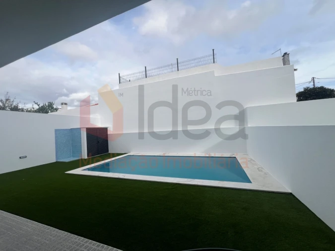 Moradia T4 para Venda em Fernao Ferro Foto 40