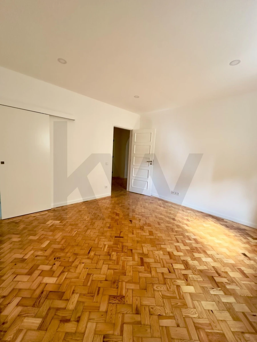 Apartamento T2 para Arrendamento em Santo Antonio dos Olivais Foto 4