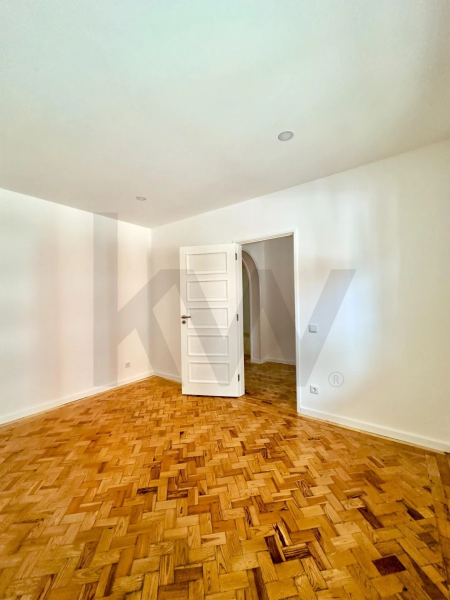 Apartamento T2 para Arrendamento em Santo Antonio dos Olivais Foto 13