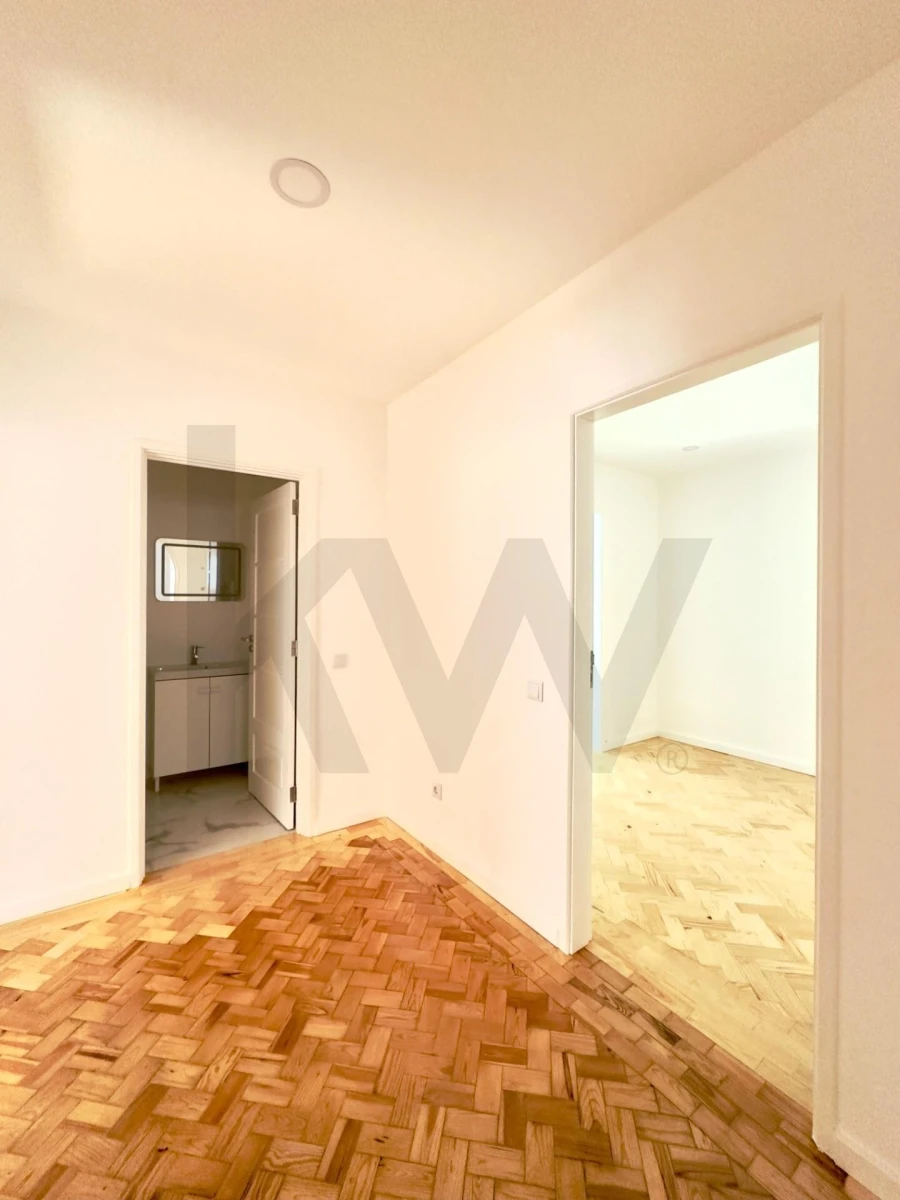 Apartamento T2 para Arrendamento em Santo Antonio dos Olivais Foto 3