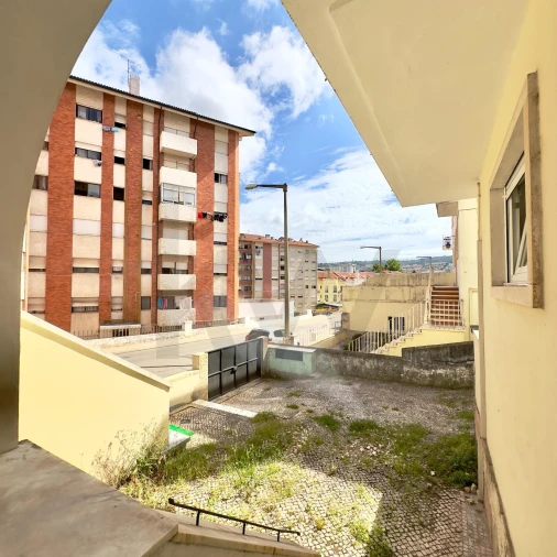 Apartamento T2 para Arrendamento em Santo Antonio dos Olivais Foto 27