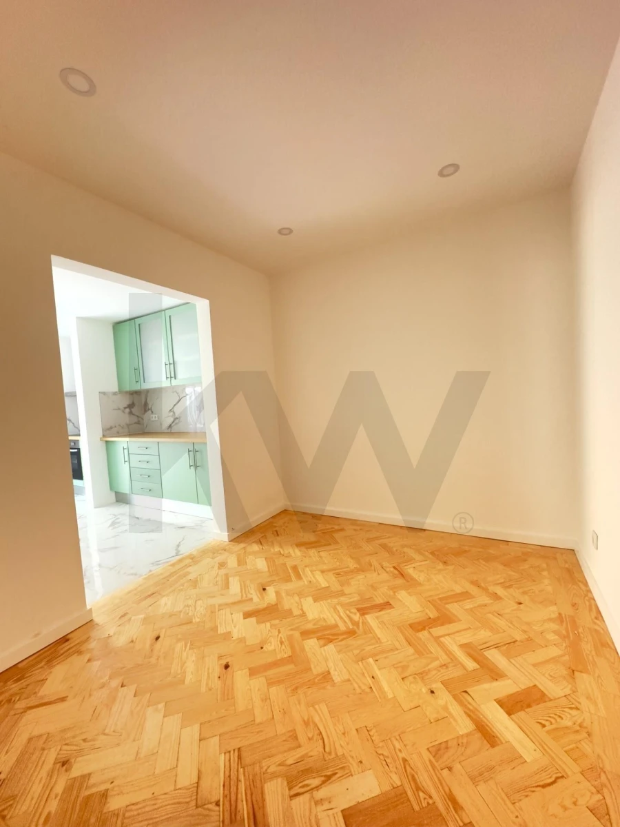 Apartamento T2 para Arrendamento em Santo Antonio dos Olivais Foto 17