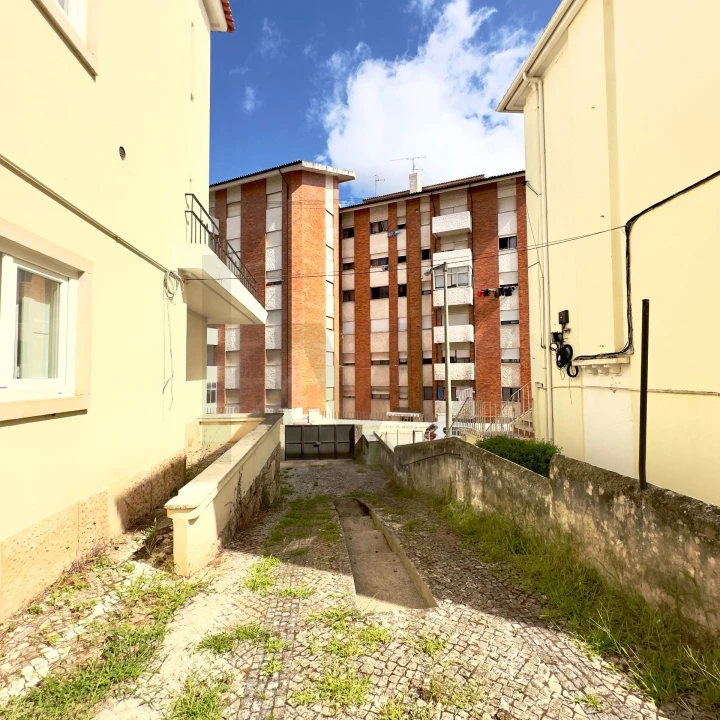 Apartamento T2 para Arrendamento em Santo Antonio dos Olivais Foto 26