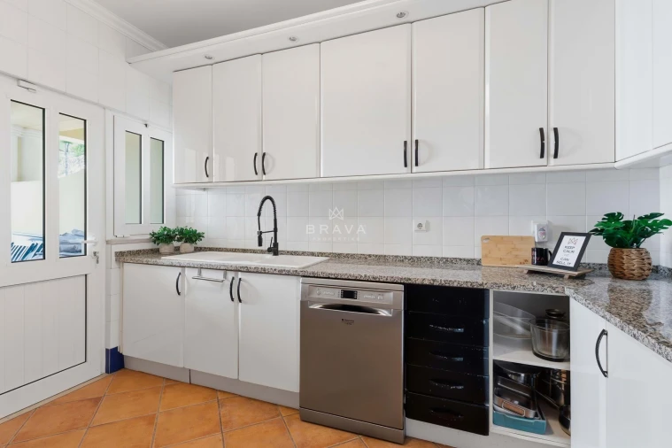 Moradia T4 para Venda em Quarteira Foto 8