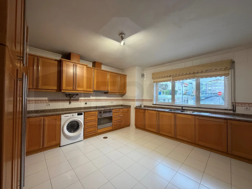 Moradia T4 para Arrendamento em Glória e Vera Cruz Foto 12