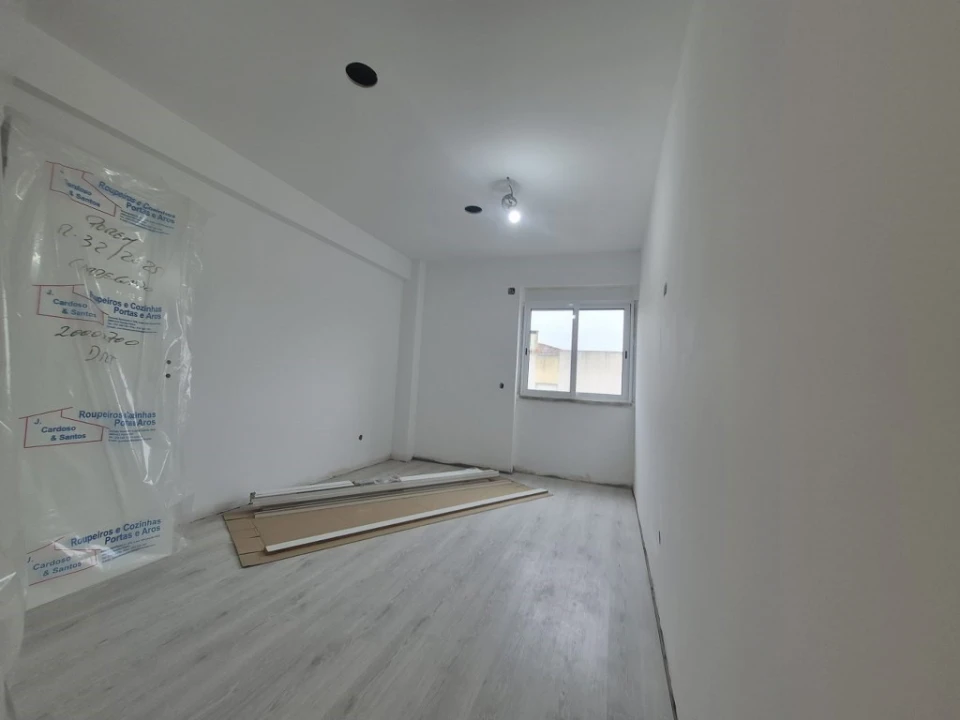 Apartamento T2 para Venda em Carregado e Cadafais Foto 36