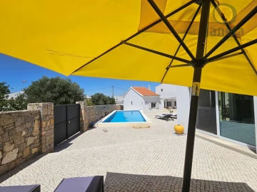 Moradia T3 para Venda em Santa Barbara de Nexe