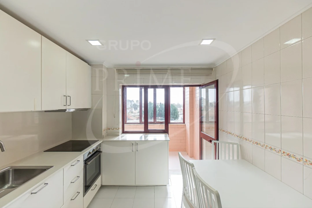 Apartamento T2 para Arrendamento em Aldoar, Foz do Douro e Nevogilde Foto 1