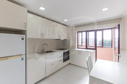 Apartamento T2 para Arrendamento em Aldoar, Foz do Douro e Nevogilde