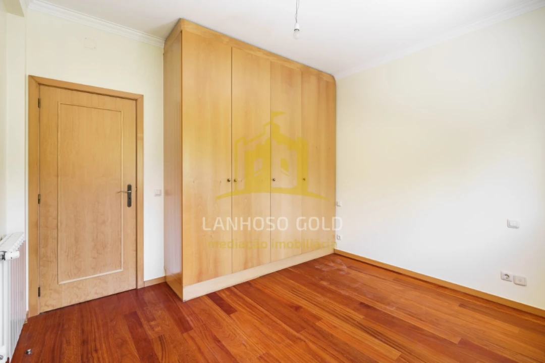 Moradia T4 para Venda em Lago Foto 10