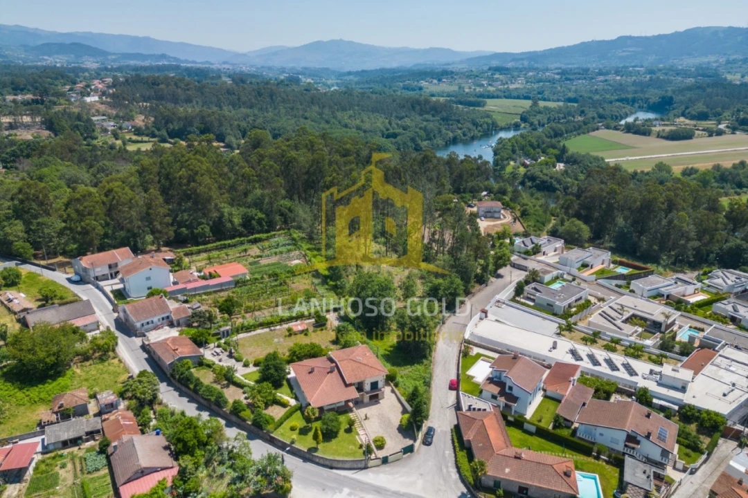 Moradia T4 para Venda em Lago Foto 31