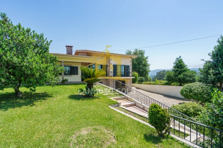 Moradia T4 para Venda em Lago Foto 26