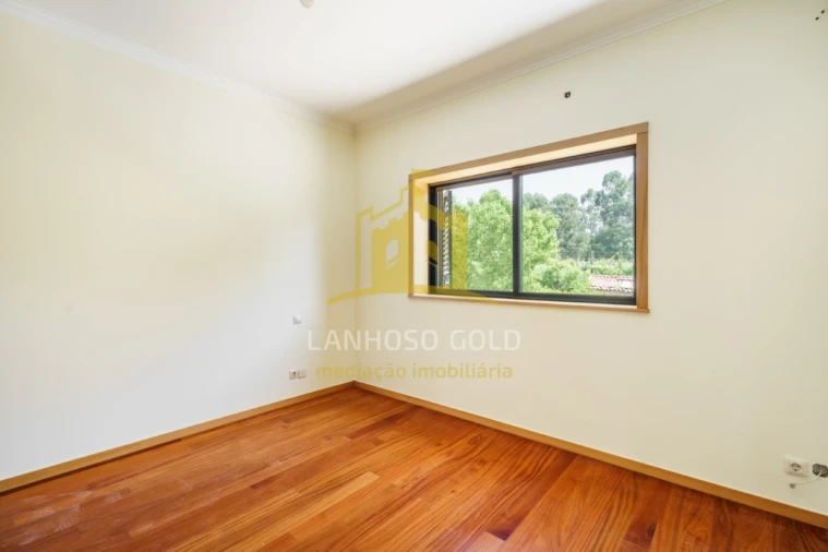 Moradia T4 para Venda em Lago Foto 7