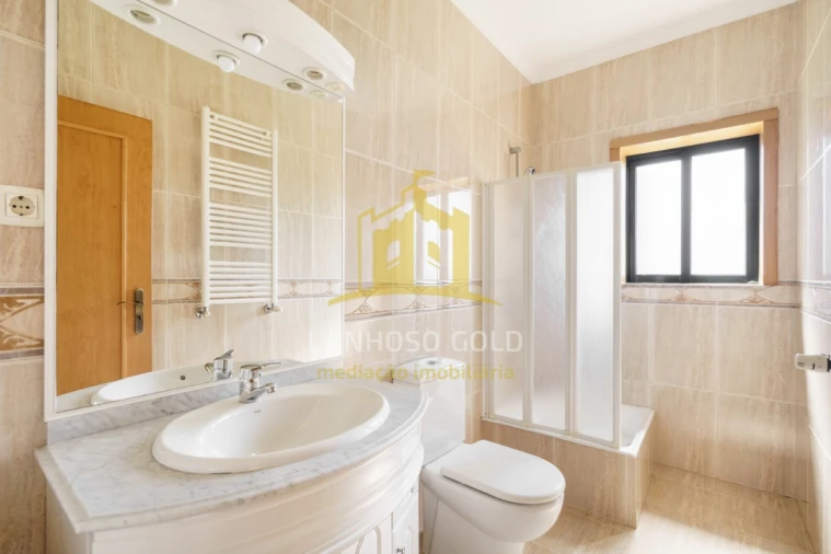 Moradia T4 para Venda em Lago Foto 8