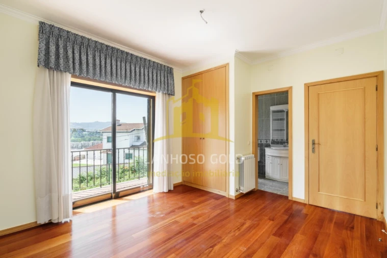 Moradia T4 para Venda em Lago Foto 4