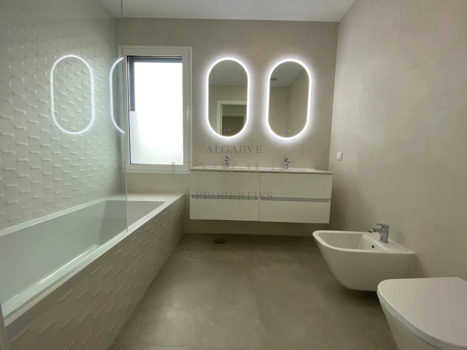 Moradia T4 para Venda em Mexilhoeira Grande Foto 13