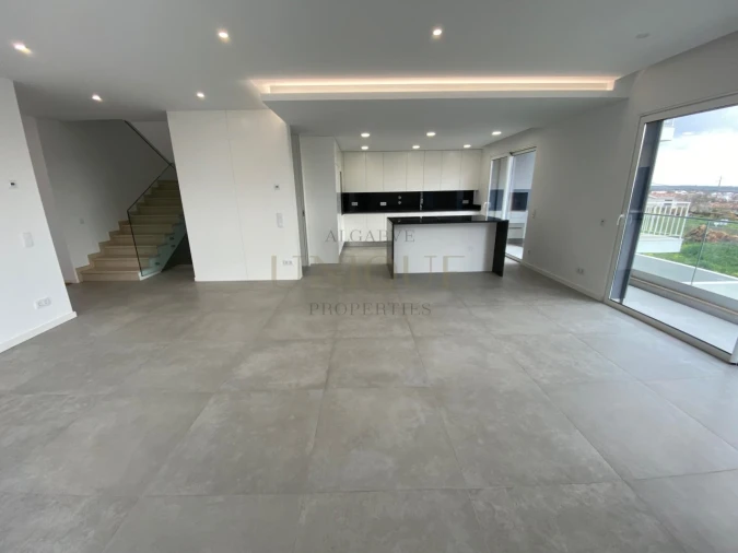 Moradia T4 para Venda em Mexilhoeira Grande Foto 4