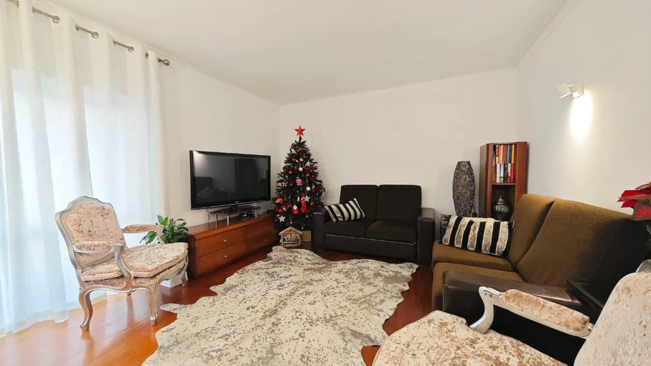 Apartamento T4 para Venda em Santo Antonio dos Olivais Foto 4