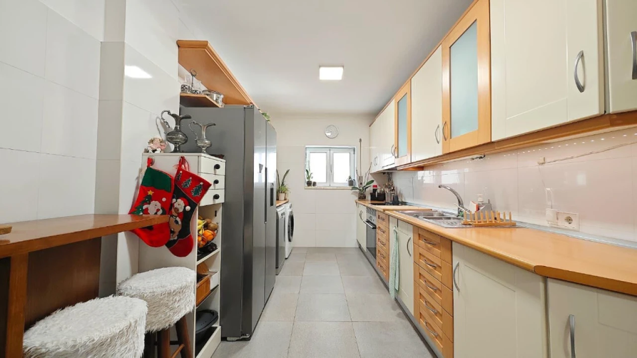 Apartamento T4 para Venda em Santo Antonio dos Olivais Foto 6