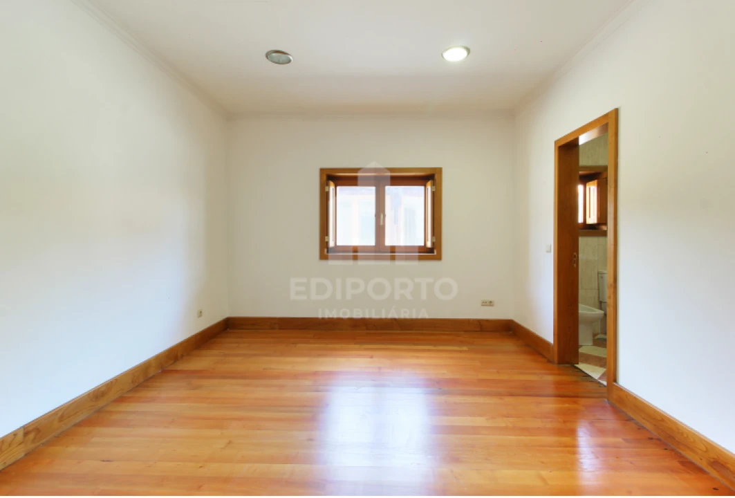 Moradia T6 para Venda em Sobrosa Foto 13