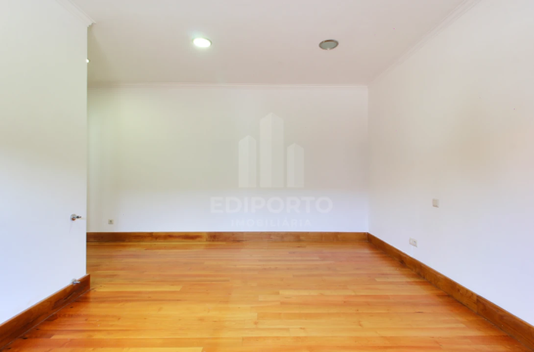 Moradia T6 para Venda em Sobrosa Foto 9