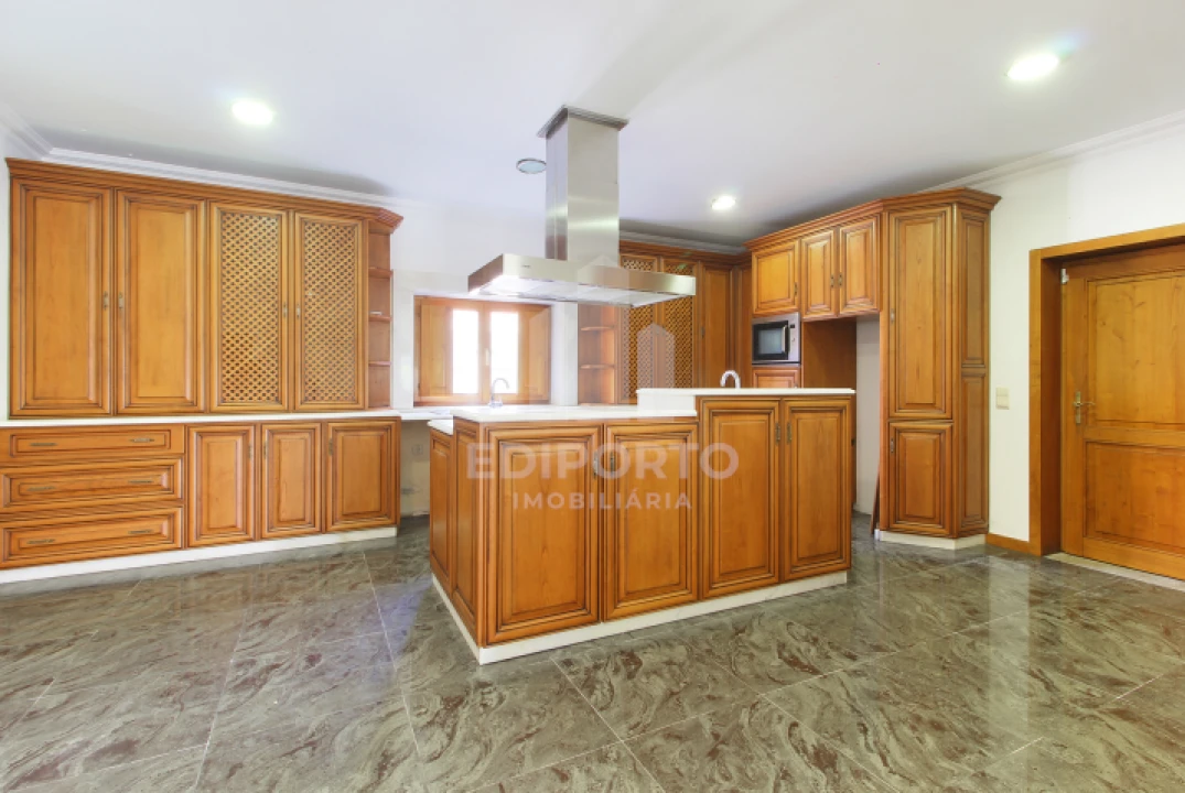 Moradia T6 para Venda em Sobrosa Foto 6