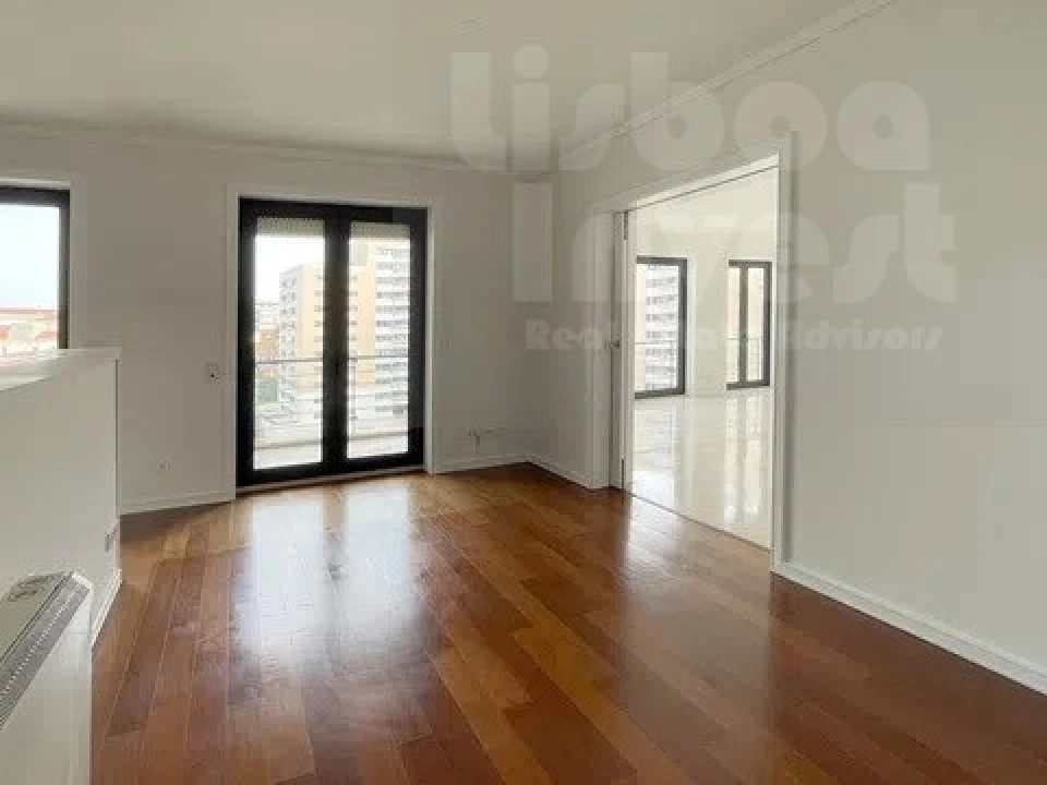 Apartamento T2 para Arrendamento em Campolide Foto 3