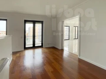 Apartamento T2 para Arrendamento em Campolide