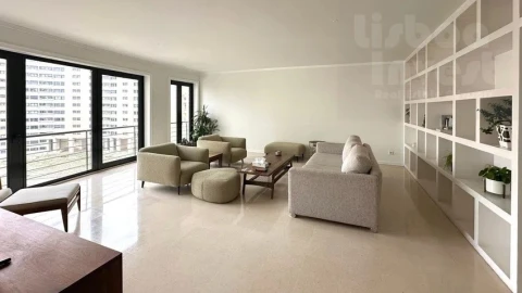 Apartamento T2 para Arrendamento em Campolide
