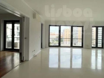 Apartamento T2 para Arrendamento em Campolide