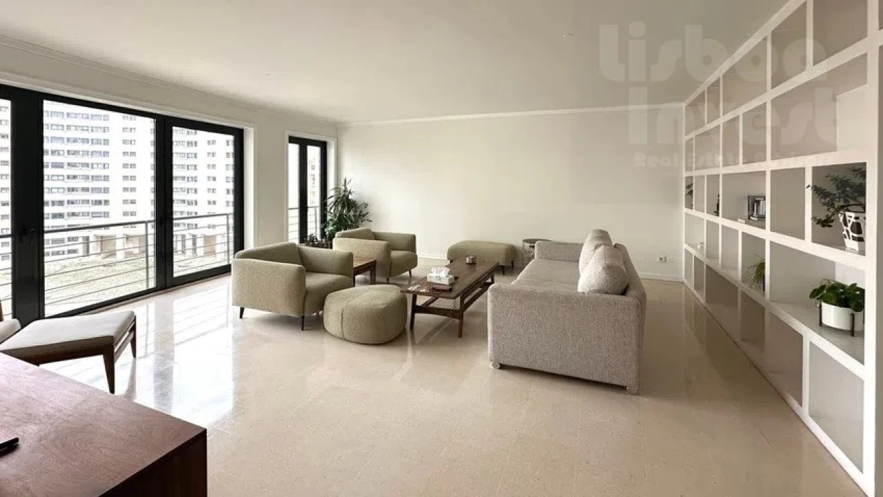 Apartamento T2 para Arrendamento em Campolide Foto 23