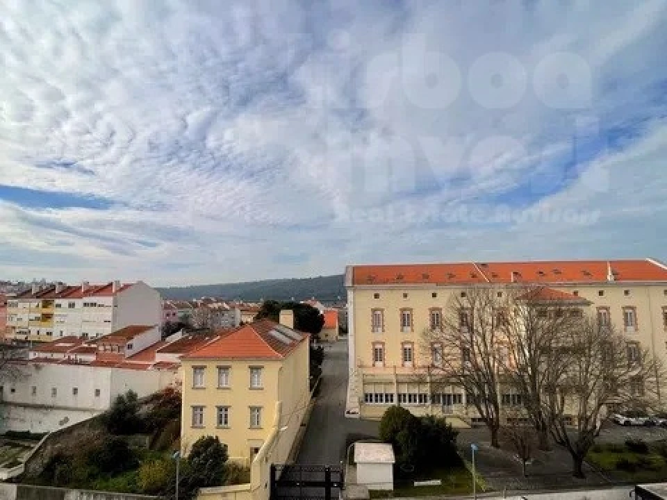 Apartamento T2 para Arrendamento em Campolide Foto 21