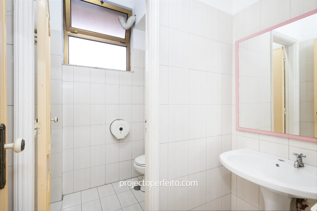 Loja para Arrendamento em Santa Marinha e São Pedro da Afurada Foto 7