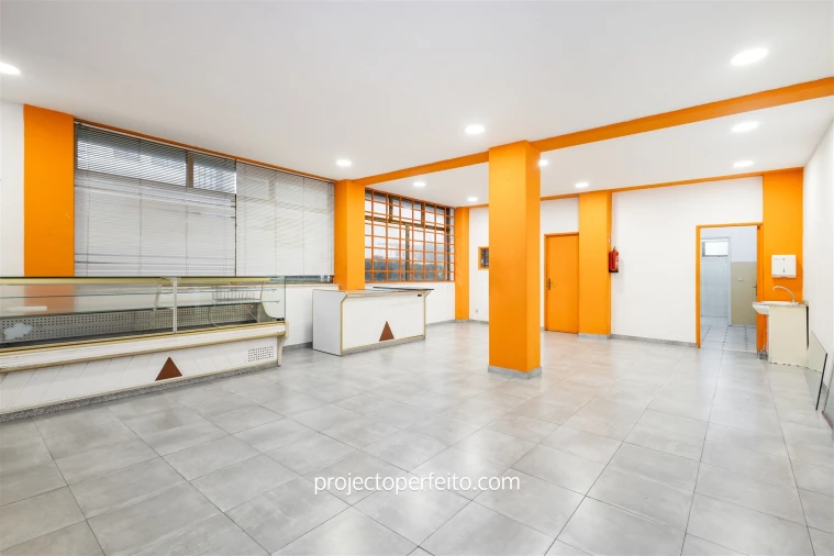 Loja para Arrendamento em Santa Marinha e São Pedro da Afurada Foto 1