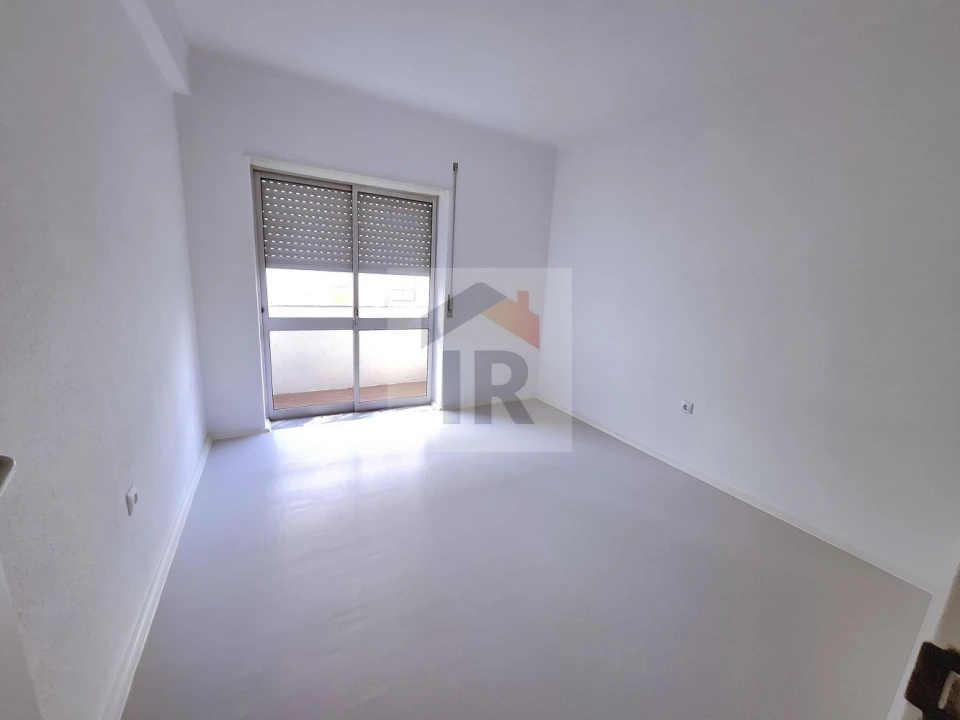 Apartamento T3 para Arrendamento em Nossa Senhora do Pópulo, Coto e São Gregório Foto 7