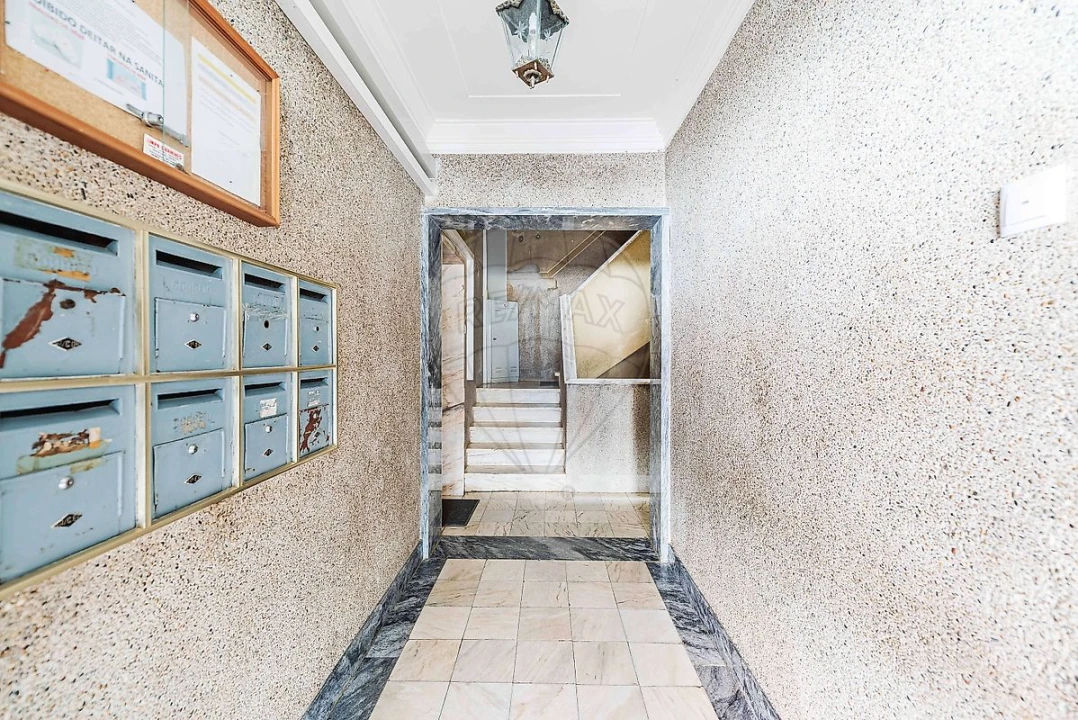 Apartamento T2 para Venda em Agualva e Mira-Sintra Foto 4