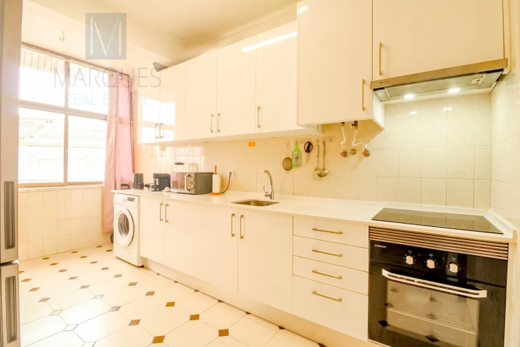 Apartamento T2 para Venda em Laranjeiro e Feijó Foto 1