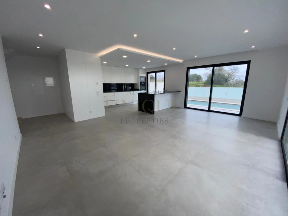 Moradia T4 para Venda em Mexilhoeira Grande Foto 6