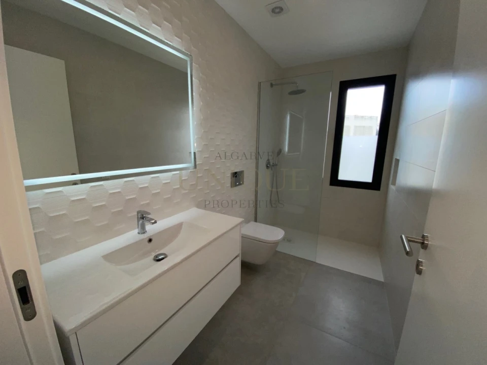 Moradia T4 para Venda em Mexilhoeira Grande Foto 12