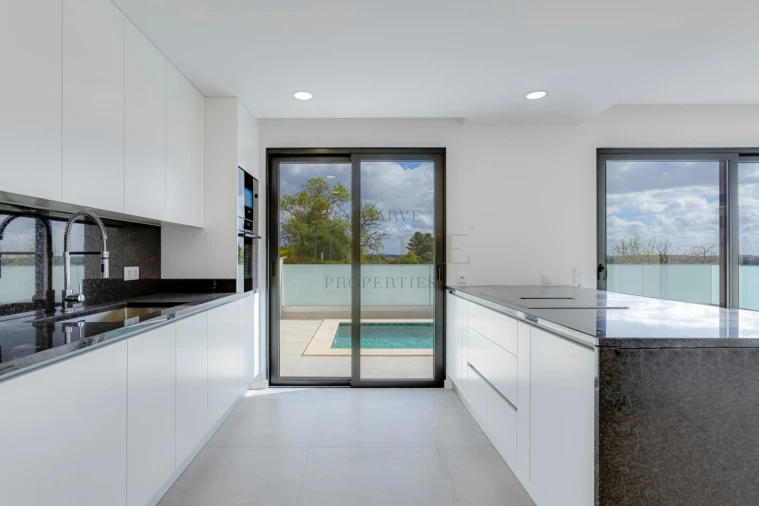 Moradia T4 para Venda em Mexilhoeira Grande Foto 8